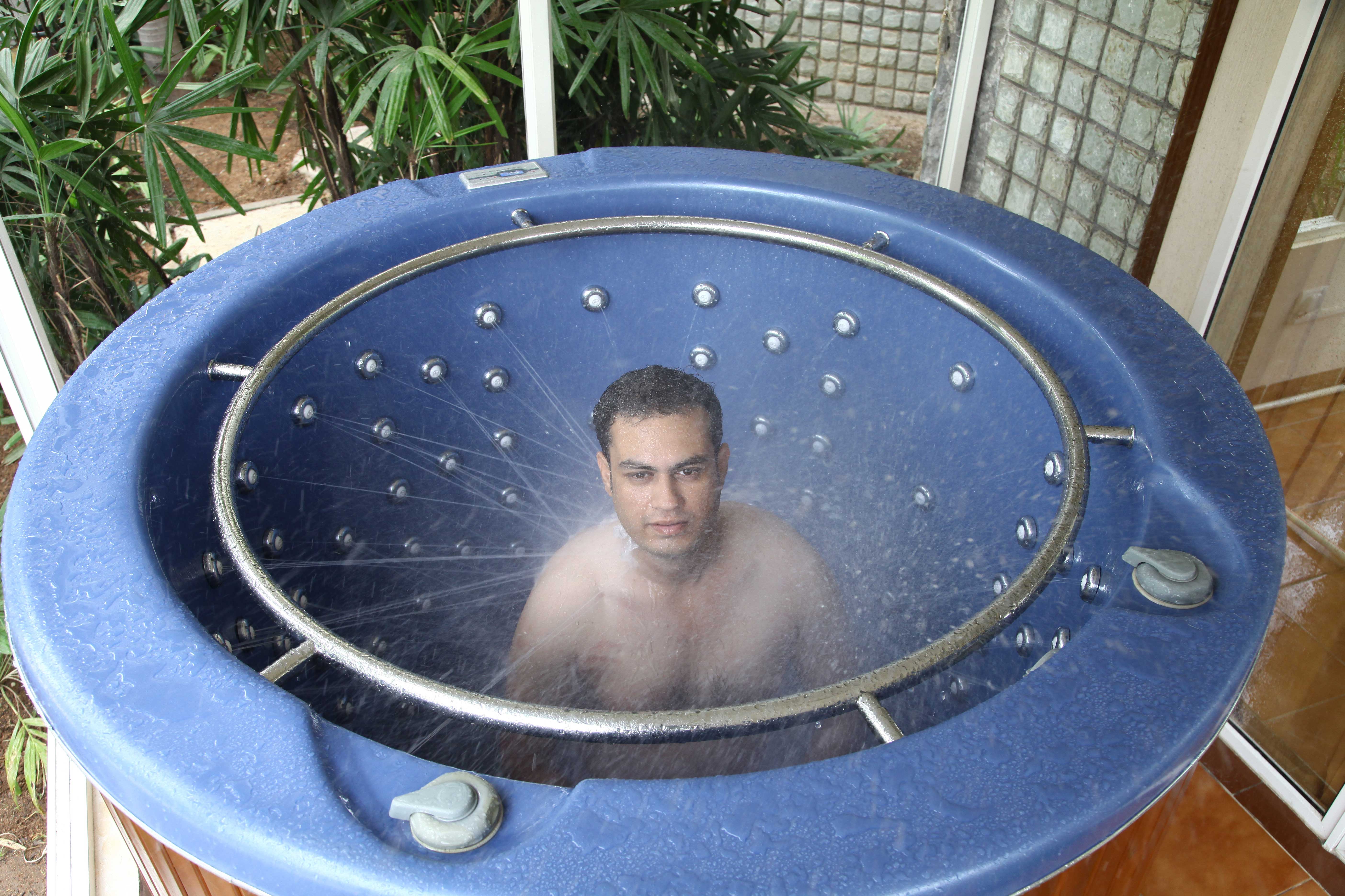 round hot tub